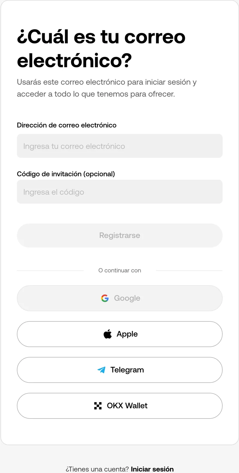Formulario público de registro de OKX en español que pregunta por el correo electrónico, con un campo opcional de código y las opciones para continuar con Google, Apple, Telegram u OKX Wallet.